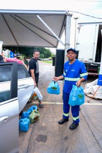 drive thru dia 3.11 População movimenta o Drive Thru da Reciclagem com descarte de milhares de resíduos