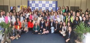 Mulheres na Regulacao Congresso ABAR 2023 Movida a desafios, Fabíola valoriza conquistas pessoais e a força feminina em posição de destaque