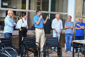 Inclusão e sustentabilidade: AGEMS realiza entrega de 5 cadeiras de rodas do projeto Tampa Mania