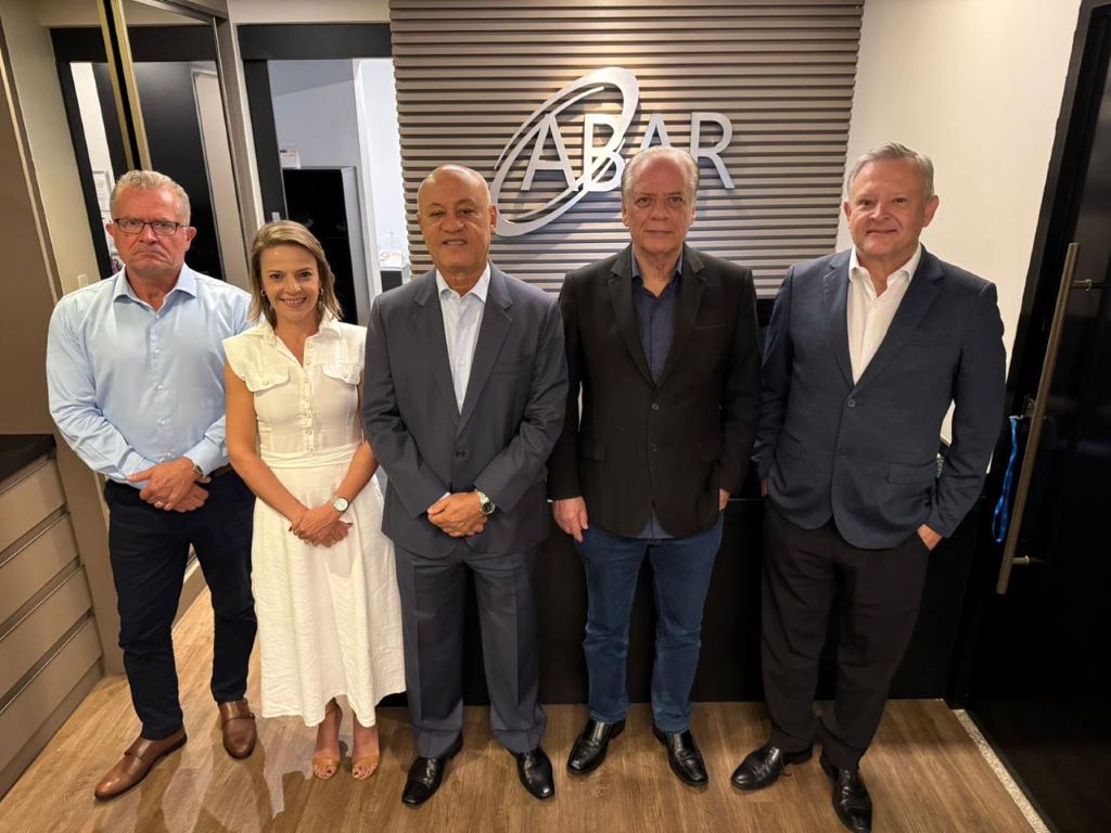 Presidente da AGEMS Carlos Alberto e diretores Carol e Matias visitam ABAR.