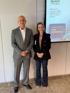 Presidente Carlos Alberto e diretora Caroline em visita á ANTT